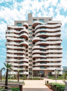 卡萨布兰卡Appartement Ocean View - Marina Casablanca的一座白色的大建筑,有很多窗户