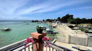 Lapu Lapu CityPRIVATE COLLECTION 贅沢 Jade's Beach Villa 별장 Cebu-Olango An exclusive private beach secret的享有海滩和水中船只的景色