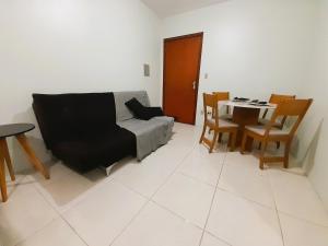 南圣克鲁斯Central APTO Santa Cruz do Sul的客厅配有沙发和桌子