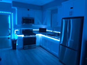 洛杉矶PODLIFE的厨房配有蓝色灯光,厨房配有冰箱
