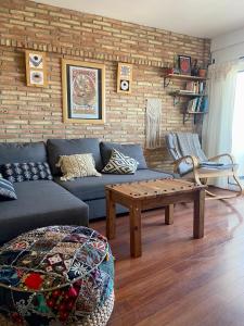 拉斯内格拉斯Bonito apartamento con vistas al mar的带沙发和咖啡桌的客厅