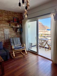 拉斯内格拉斯Bonito apartamento con vistas al mar的客厅设有滑动玻璃门,通往阳台