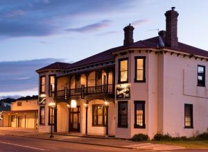 BeaconsfieldThe Exchange Hotel - Offering Heritage Style Accommodation的街道拐角处的建筑物