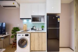 芭堤雅市中心Once condo - Pattaya central location - Brand new apartments的厨房配有洗衣机、冰箱和洗碗机。