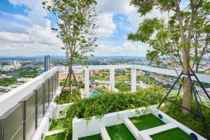 芭堤雅市中心Once condo - Pattaya central location - Brand new apartments的从树木繁茂的建筑顶部欣赏美景