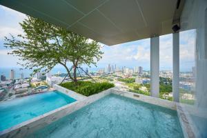 芭堤雅市中心Once condo - Pattaya central location - Brand new apartments的一座树屋顶上的游泳池