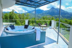 卡尔佩特塔Hotel Sky Sierra Wayanad的山景阳台上设有浴缸。