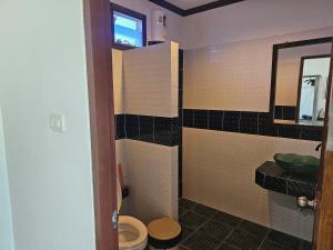 高兰Cha-Cha Hotel的一间带卫生间和水槽的浴室