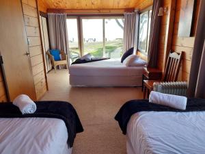 奥雷瓦滨水之畔汽车旅馆的客房设有两张床和窗户。