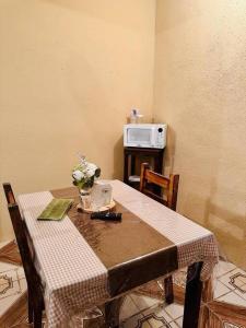 圣佩德罗拉拉古纳Casa Nicolas #1的餐桌和微波炉