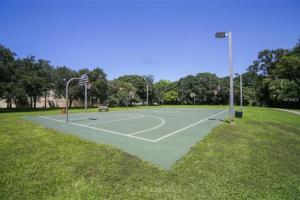 萨拉索塔Cozy Cottage near Beaches and Downtown Sarasota的公园中央的篮球场