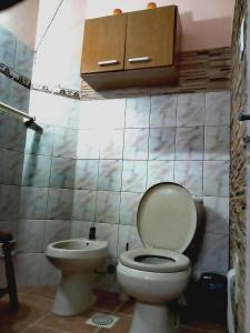 米纳斯La Casa de los Viejos的一间带卫生间和坐浴盆的浴室