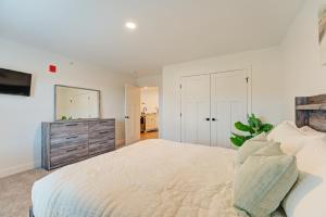 Cozy Escape with Modern Comfort in Central Auburn - 1BD, 1BA Apartment客房内的一张或多张床位