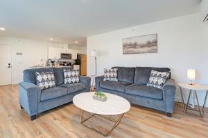 Cozy Escape with Modern Comfort in Central Auburn - 1BD, 1BA Apartment的休息区
