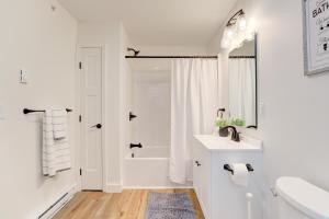 Cozy Escape with Modern Comfort in Central Auburn - 1BD, 1BA Apartment的一间浴室