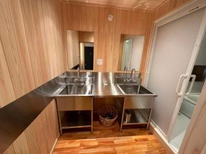 桑名市machiyado Kuwanajuku Edomachi 21的浴室设有2个水槽和镜子