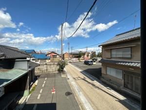 桑名市machiyado Kuwanajuku Edomachi 21的从街道的窗户欣赏美景,街道上设有房屋