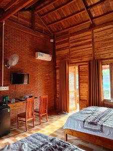 吉仙Sunny Eco Lodge的一间卧室,卧室内配有一张床和两把椅子