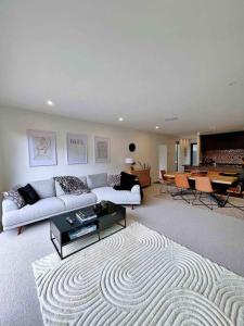 基督城Luxury 3 Bedroom Home With Double Garage的客厅配有白色的沙发和桌子