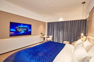 台州万斯国际酒店(临海杜桥店)的一间带大床和电视的卧室