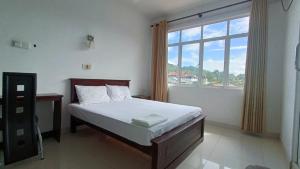 康提Smile Hub Kandy Penthouse apartment的一间卧室设有一张床和一个大窗户