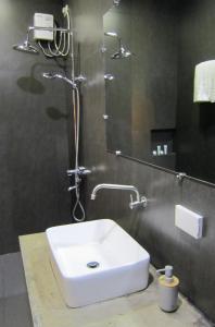 公主港Summer Days的浴室设有白色水槽和镜子