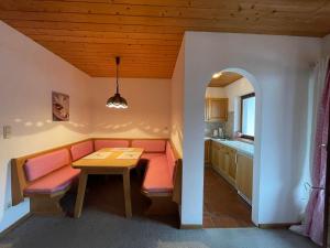 蒂罗尔-基希贝格Fleckalm Chalets的一间带桌子的客厅和一间餐厅