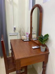 暹粒尼卡旅馆的木梳妆台,配有镜子和植物