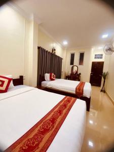 暹粒尼卡旅馆的一间酒店客房,房间内设有两张床
