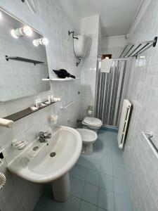 奥特朗托Hotel Minerva的白色的浴室设有水槽和卫生间。