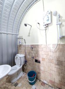 拉瑙D' Limbai Cottage的带淋浴、卫生间和盥洗盆的浴室