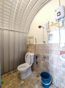 拉瑙D' Limbai Cottage的一间带卫生间和水槽的浴室
