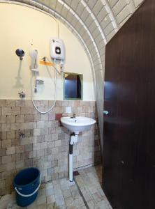 拉瑙D' Limbai Cottage的一间带水槽和淋浴的浴室