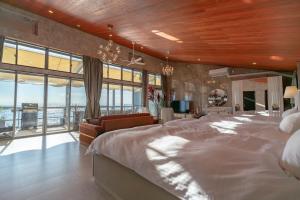 NomaGlamping＆Resort WOOD DESIGN PARK NOMA的一间大卧室,配有一张大床和一张沙发