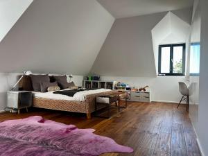 特里尔Trierer Heide - Architektur zum wohl fühlen的阁楼上的卧室配有一张大床
