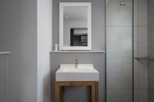 开普敦普罗蒂亚万豪酒店 - 开普敦海点店的浴室设有白色水槽和镜子