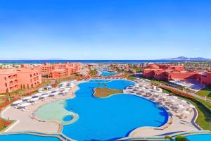 沙姆沙伊赫Pickalbatros Laguna Vista Aqua Park - Sharm El Sheikh的享有带遮阳伞和游泳池的度假村的空中景致