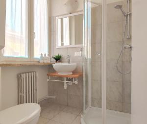 维罗纳Corte Melone room rental的带淋浴和盥洗盆的浴室