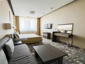 敖德萨12楼公寓酒店的酒店客房设有沙发、床和书桌
