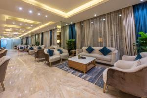 吉达Paradise Inn Jeddah Hotel的大厅里一个带沙发和椅子的等候室