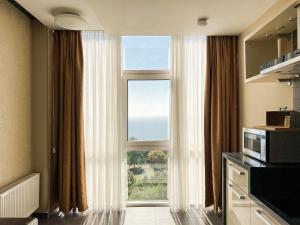 敖德萨12楼公寓酒店的客房设有海景大窗户。