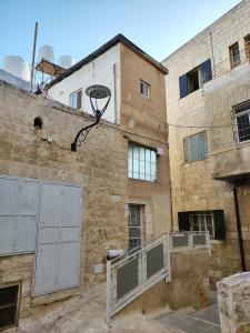 伯利恒Dar Jacaman - In the heart of Bethlehem old city的建筑物一侧的旧篮球架