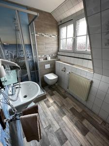 埃森斯加尔尼诺尔丁酒店的一间带水槽和卫生间的浴室