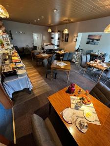 埃森斯加尔尼诺尔丁酒店的餐厅内一间带沙发和桌子的客厅
