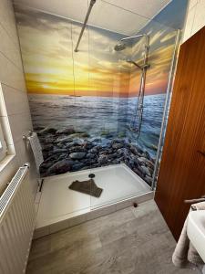 埃森斯加尔尼诺尔丁酒店的浴室设有淋浴,并装饰有海洋绘画作品