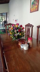 莱昂Casa Riverstone的木桌上方的花瓶
