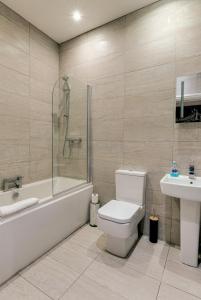 利物浦Duke Street Apartment Hotel Liverpool City Centre的浴室配有卫生间、浴缸和水槽。