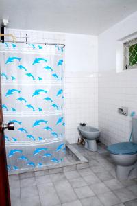 努沃勒埃利耶The West Gate Bungalow的浴室配有带海豚的浴帘