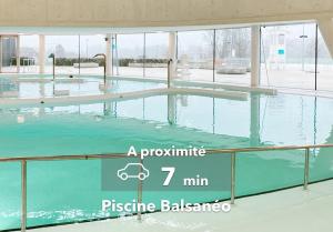 DéolsLe Bohème ⸱ Stationnement gratuit ⸱ Fibre的建筑物内的游泳池,有大约小的文字加塑料平衡