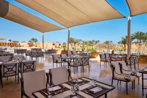 考拉亚湾Jaz Grand Marsa的一间设有桌椅的餐厅,享有沙漠美景